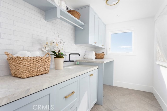 Laundry room with Retro Neolith pattern quartz and brass details