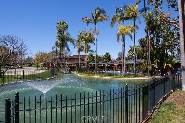 Beautiful community fountain and common area amenities of Manhattan Village.