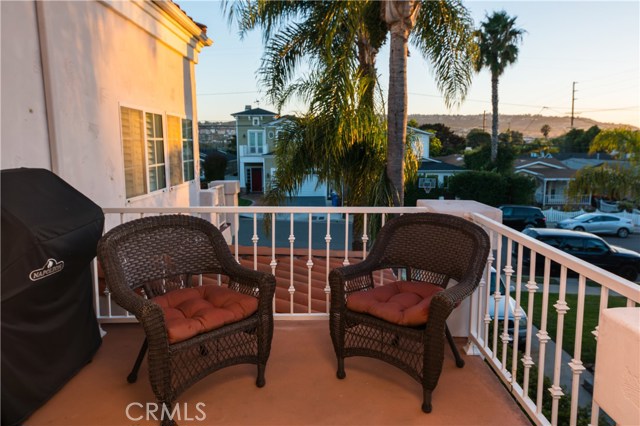 1021 Avenue D, Redondo Beach, California 90277, 4 Bedrooms Bedrooms, ,2 BathroomsBathrooms,Residential,Sold,Avenue D,SB21005310