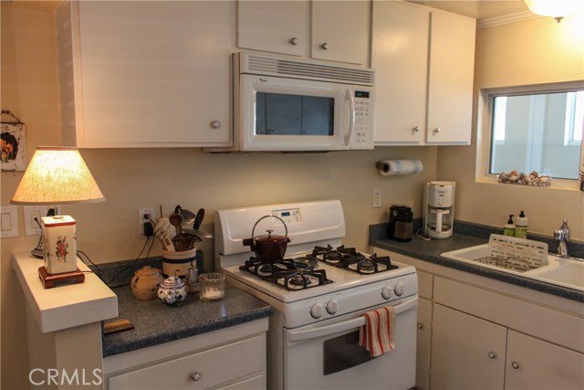 414 B kitchen with built-in microwave, and gas range.