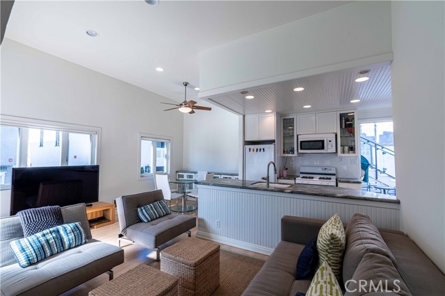 113 30th Place, Manhattan Beach, California 90266, 2 Bedrooms Bedrooms, ,2 BathroomsBathrooms,Residential,Sold,30th,SB21040269