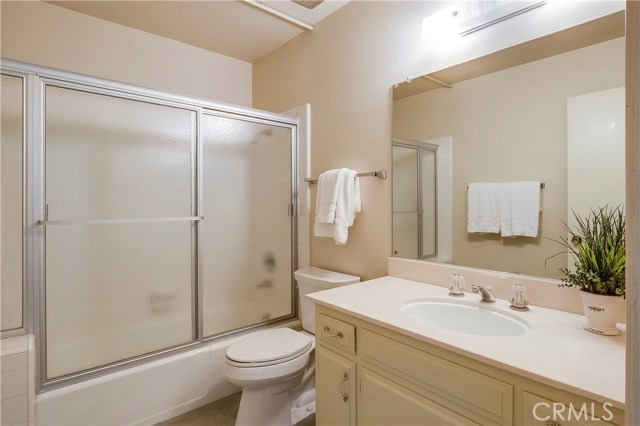 Upstairs full bath.