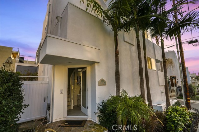 220 4th Street, Hermosa Beach, California 90254, 3 Bedrooms Bedrooms, ,4 BathroomsBathrooms,Residential,Sold,4th,PW18290182