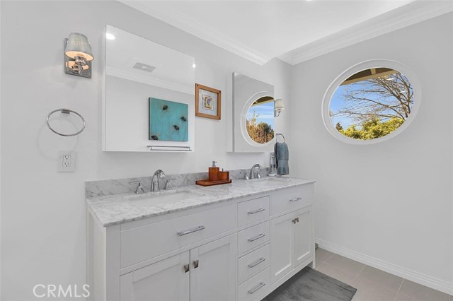 You will want to hang awhile in this master retreat... check out the round window... no you are not on a ship!!