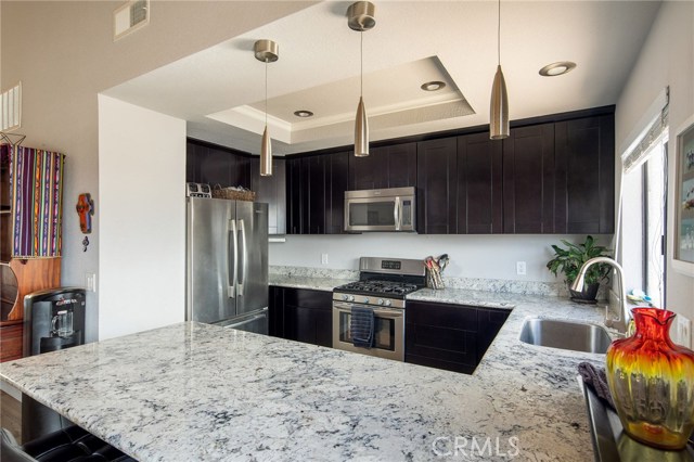 Convenient breakfast bar and prepping space