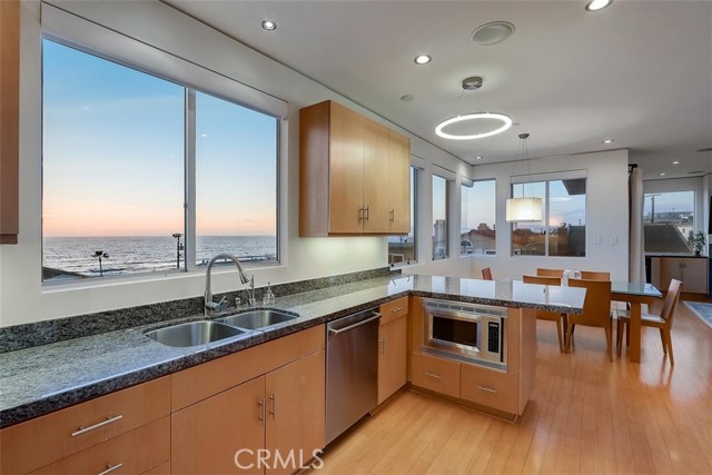 200 38th Street, Manhattan Beach, California 90266, 3 Bedrooms Bedrooms, ,4 BathroomsBathrooms,Residential,Sold,38th,PW21027936