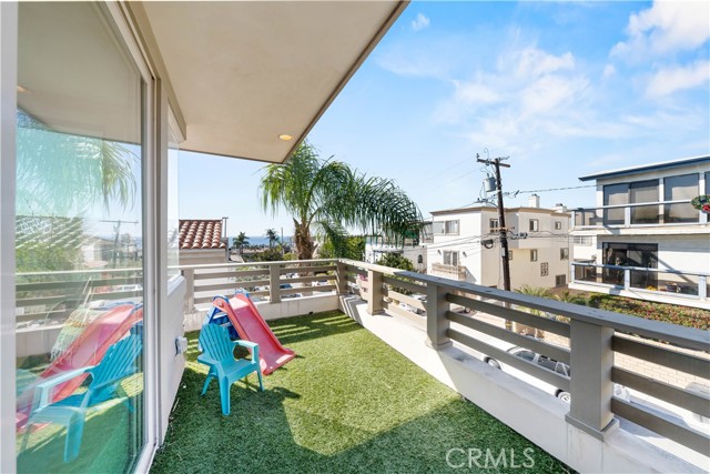 1016 17th Street, Hermosa Beach, California 90254, 4 Bedrooms Bedrooms, ,3 BathroomsBathrooms,Residential,Sold,17th,SB21027455