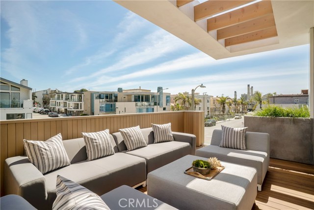 131 2nd Street, Hermosa Beach, California 90254, 4 Bedrooms Bedrooms, ,4 BathroomsBathrooms,Residential,Sold,2nd,SB19073645