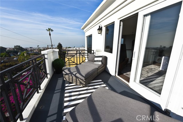 708 Manhattan Beach Blvd., Manhattan Beach, California 90266, 2 Bedrooms Bedrooms, ,2 BathroomsBathrooms,Residential,Sold,Manhattan Beach Blvd.,SB18012661