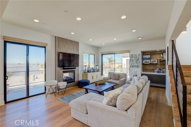707 1st Place, Hermosa Beach, California 90254, 4 Bedrooms Bedrooms, ,4 BathroomsBathrooms,Residential,Sold,1st,SB21031767