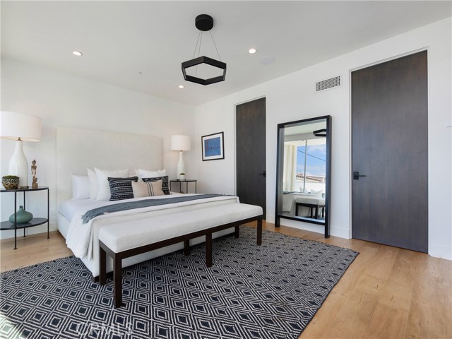 217 1st Street, Manhattan Beach, California 90266, 3 Bedrooms Bedrooms, ,4 BathroomsBathrooms,Residential,Sold,1st,SB21048843