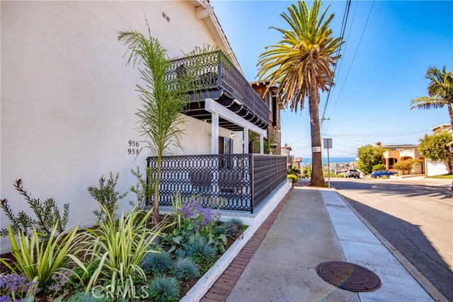 956 14th Street, Hermosa Beach, California 90254, 4 Bedrooms Bedrooms, ,2 BathroomsBathrooms,Residential,Sold,14th,SB20189747