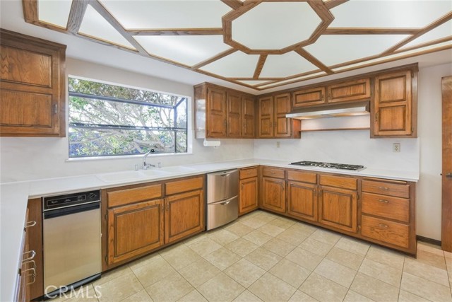 512 Knob Hill Avenue, Redondo Beach, California 90277, 4 Bedrooms Bedrooms, ,2 BathroomsBathrooms,Residential,Sold,Knob Hill,SB21044060