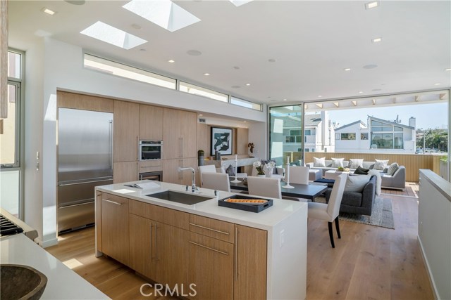 131 2nd Street, Hermosa Beach, California 90254, 4 Bedrooms Bedrooms, ,4 BathroomsBathrooms,Residential,Sold,2nd,SB19073645