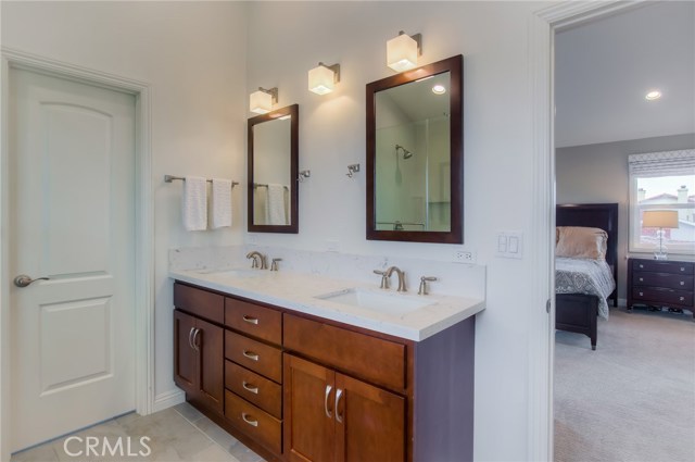 Master - double sinks and a separate toilet room.