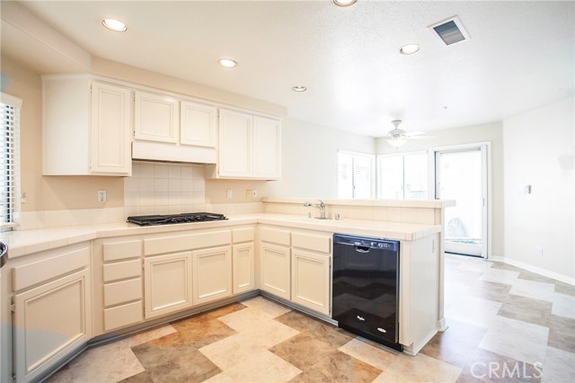 Light and cheery kitchen with a built-in range & breakfast bar