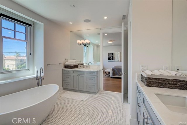 548 Pine Street, Hermosa Beach, California 90254, 4 Bedrooms Bedrooms, ,3 BathroomsBathrooms,Residential,Sold,Pine,SB19142992