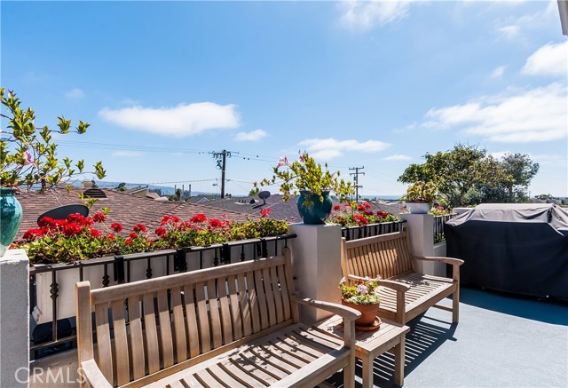 714 8th Place, Hermosa Beach, California 90254, 4 Bedrooms Bedrooms, ,2 BathroomsBathrooms,Residential,Sold,8th,SB17187209