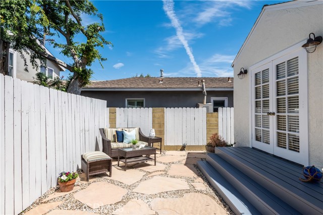 325 4th Street, Manhattan Beach, California 90266, 2 Bedrooms Bedrooms, ,1 BathroomBathrooms,Residential,Sold,4th,SB19080126