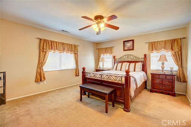 Grand master suite with tons of room!!