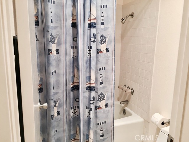 2nd bathroom tub/shower