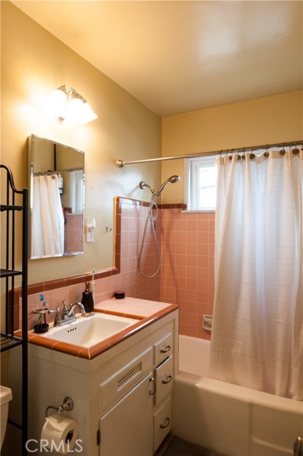 Full bathroom in mid-level hallway services two bedrooms on same level.