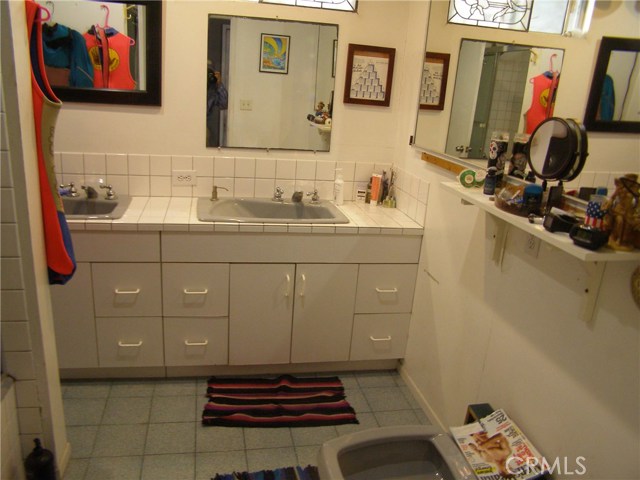 Upper Unit Bath