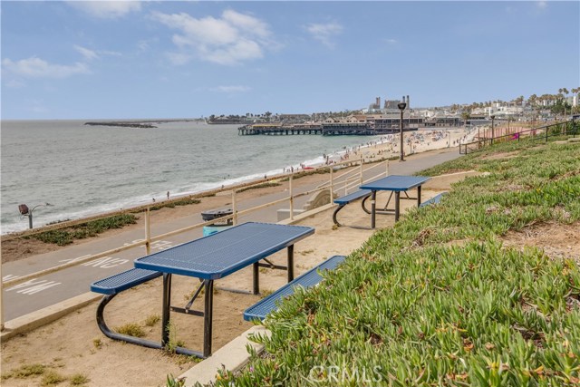 3 minutes to the sand and boardwalk from your front door