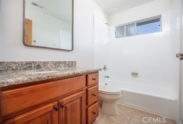 2nd bath, granite counters