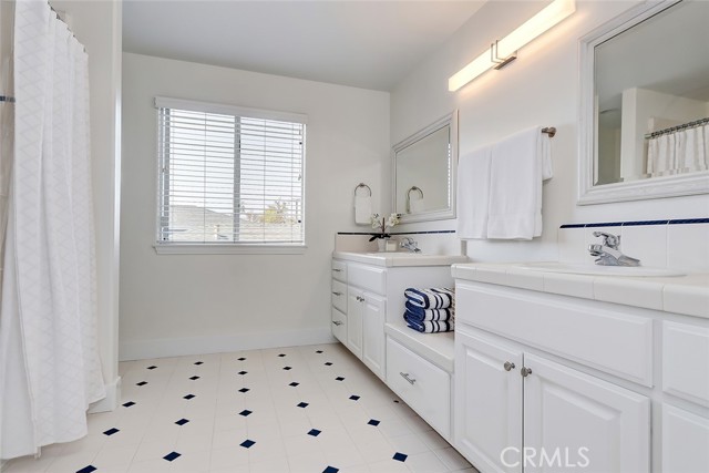 2ND FLOOR HALLWAY FULL BATHROOM