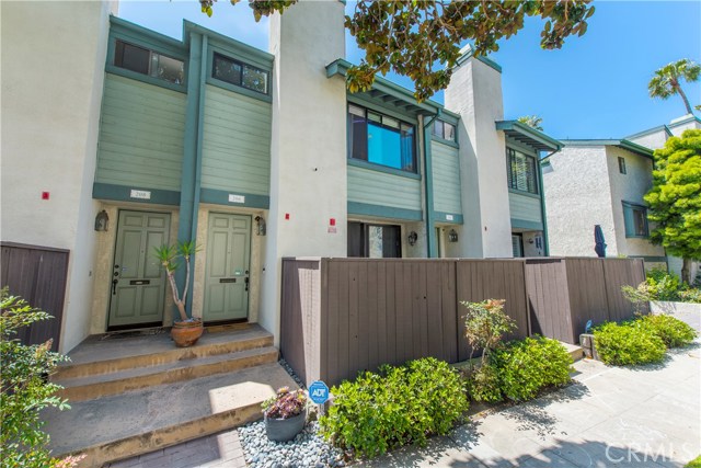 Small 10 unit complex just 1 1/2 blocks to the ocean.