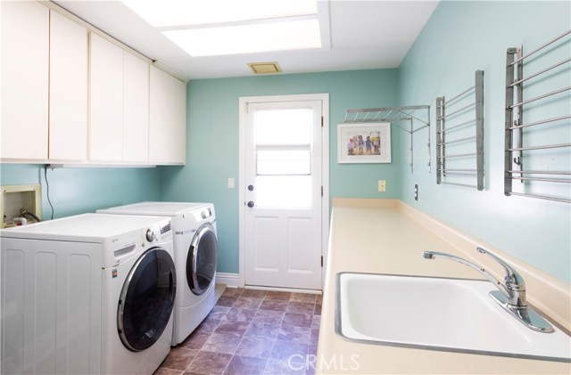 1407 Irena Avenue, Redondo Beach, California 90277, 5 Bedrooms Bedrooms, ,6 BathroomsBathrooms,Residential,Sold,Irena,SB20100486