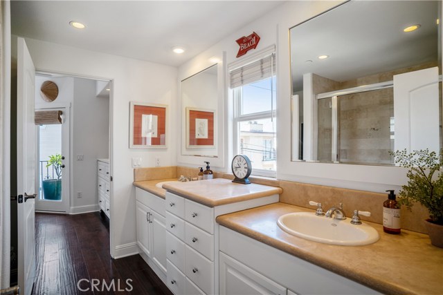 213 Seaview Street, Manhattan Beach, California 90266, 4 Bedrooms Bedrooms, ,3 BathroomsBathrooms,Residential,Sold,Seaview,SB19227675