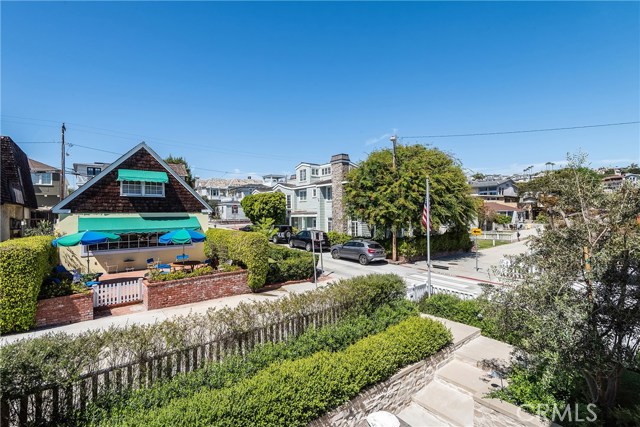 440 6th Street, Manhattan Beach, California 90266, 6 Bedrooms Bedrooms, ,5 BathroomsBathrooms,Residential,Sold,6th,SB20264880