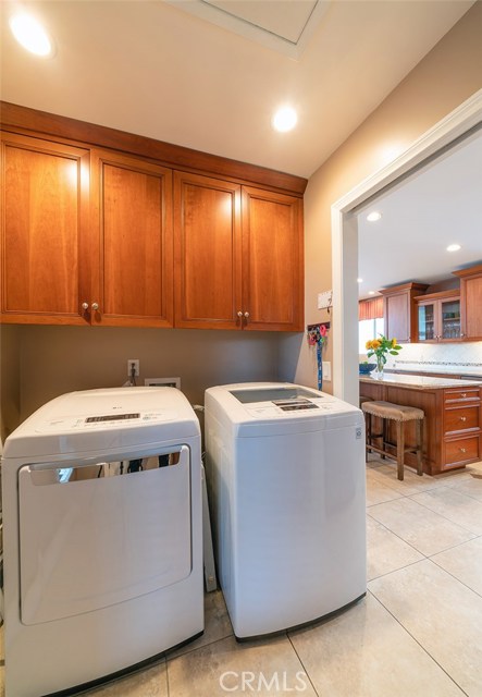 Laundry room with access from the kithchen