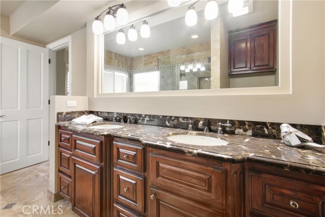 MASTER BATHROOM W/DOULBLE SINK VANITY