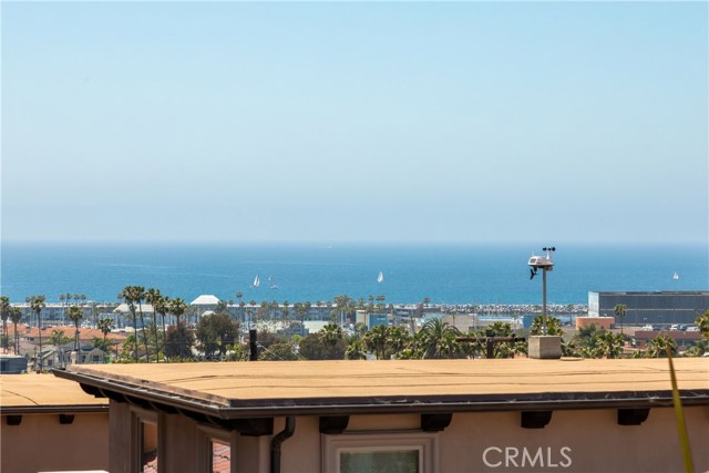 With views from Malibu to the Palos Verdes Peninsula, the 300+ sq.ft. rooftop deck is an amazing space to the home. The outdoor space is perfect for entertaining and relaxing all year round.