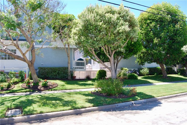 103 Broadway, Redondo Beach, California 90277, 2 Bedrooms Bedrooms, ,2 BathroomsBathrooms,Residential,Sold,Broadway,SB17146325