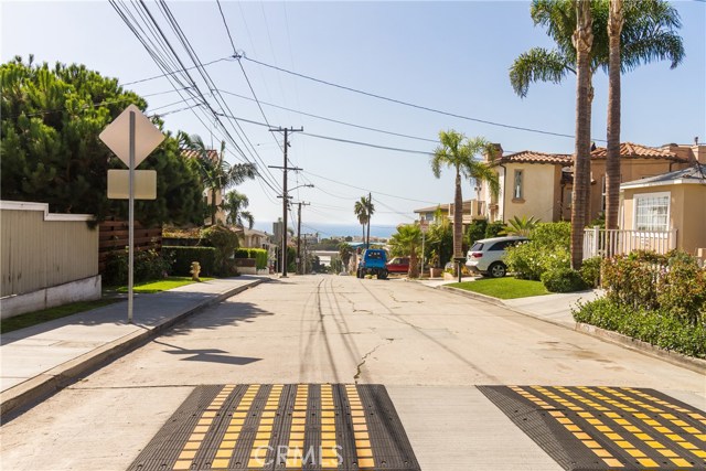 1005 15th Place, Hermosa Beach, California 90254, 3 Bedrooms Bedrooms, ,2 BathroomsBathrooms,Residential,Sold,15th,SB17224063