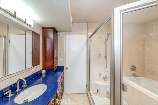 En suite shower and soaker tub