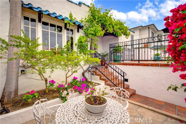 1236 3rd Street, Hermosa Beach, California 90254, 2 Bedrooms Bedrooms, ,Residential,Sold,3rd,SB19113677