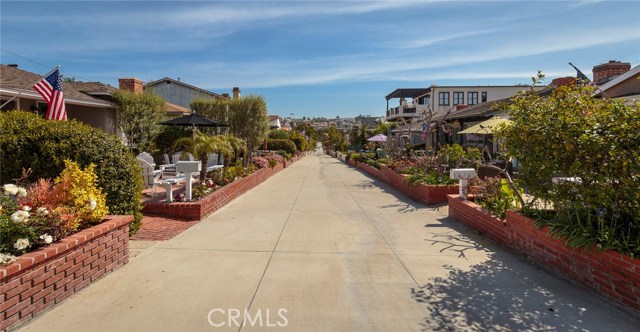 329 4th Street, Manhattan Beach, California 90266, 3 Bedrooms Bedrooms, ,2 BathroomsBathrooms,Residential,Sold,4th,SB18084128