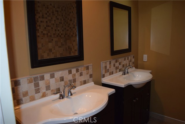 Dual sinks/vanities in Master Bath