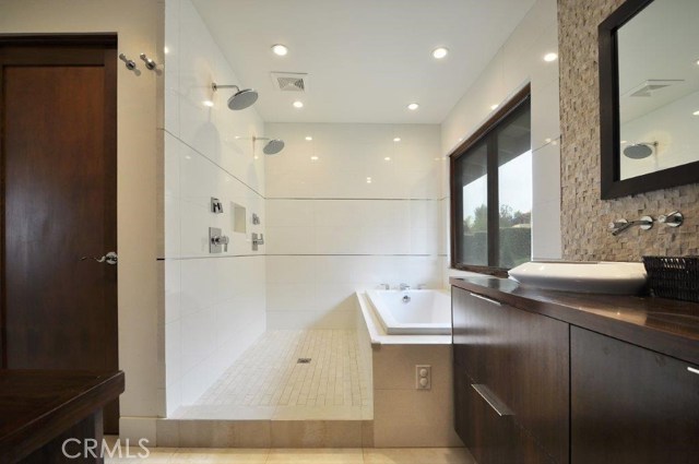 Master Bathroom Double Rain Shower & Tub