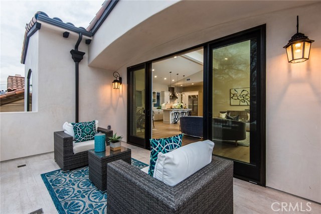 105 Juanita Avenue, Redondo Beach, California 90277, 4 Bedrooms Bedrooms, ,3 BathroomsBathrooms,Residential,Sold,Juanita,SB17254045