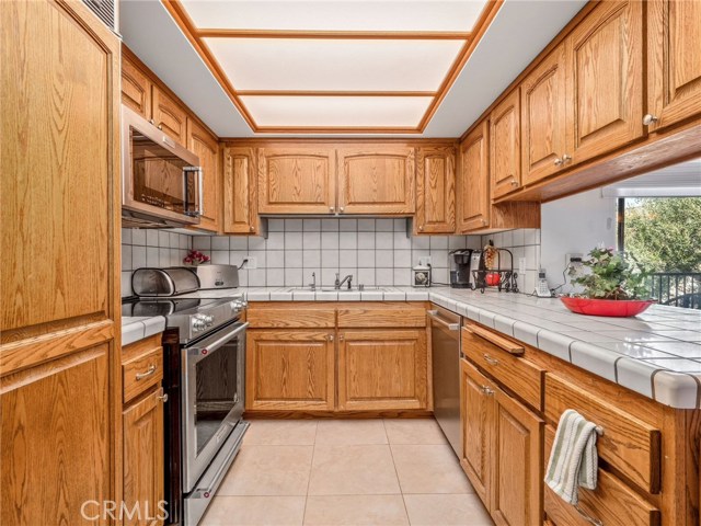 Good sized eat-in kitchen with modern appliances