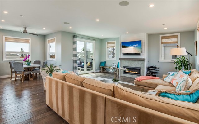 1074 7th Street, Hermosa Beach, California 90254, 4 Bedrooms Bedrooms, ,3 BathroomsBathrooms,Residential,Sold,7th,SB19068500