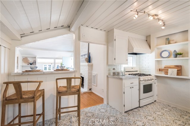 325 4th Street, Manhattan Beach, California 90266, 2 Bedrooms Bedrooms, ,1 BathroomBathrooms,Residential,Sold,4th,SB19080126
