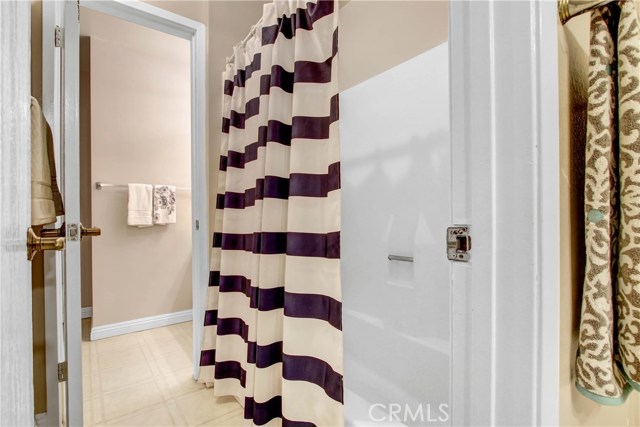 1.5 BATHROOM DOUBLE DOORED 1.5 BATHROOM DOUBLE DOORED