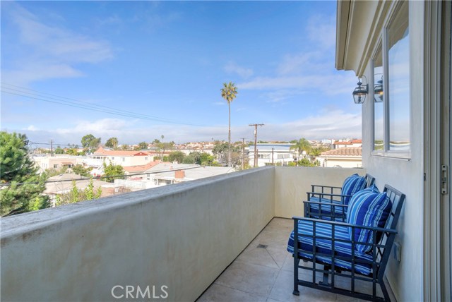 407 Juanita Avenue, Redondo Beach, California 90277, 5 Bedrooms Bedrooms, ,5 BathroomsBathrooms,Residential,Sold,Juanita,SB17259234